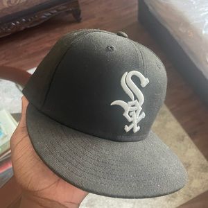 Black fitted cap